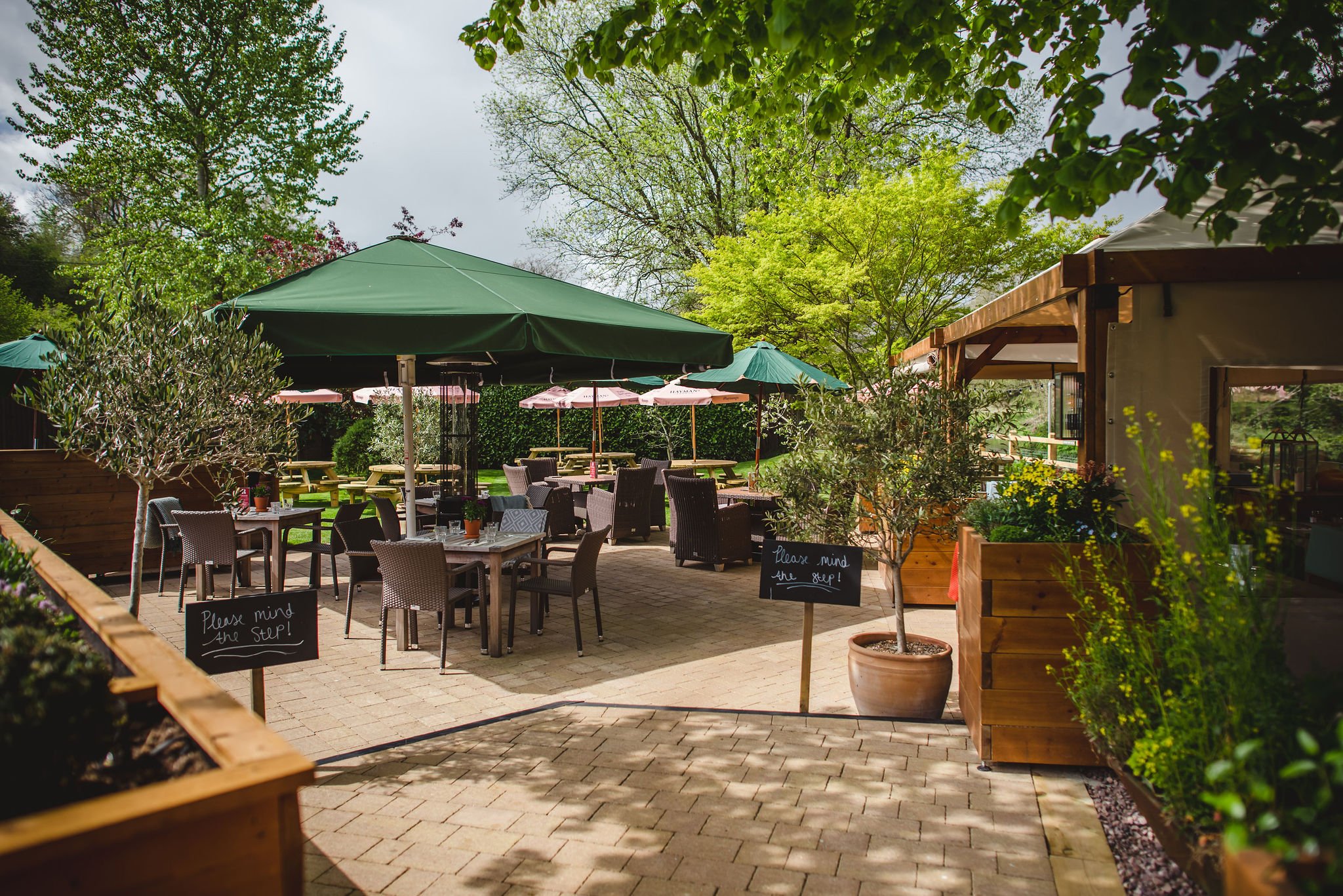 Restaurant alfesco space - Wild Thyme & Honey Hotel in the Cotswolds